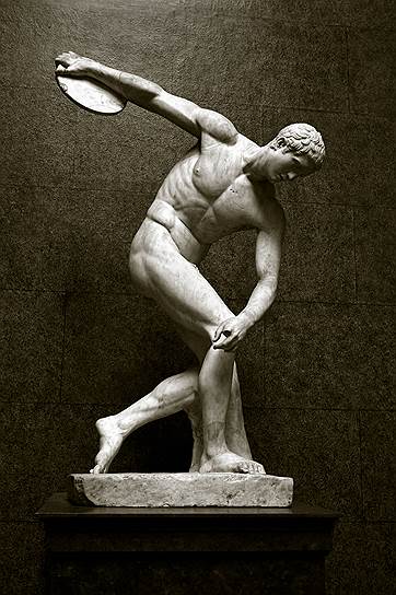 Statue of an athlete throwing a discus